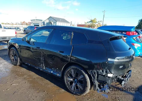 2025 BMW Ix xDrive50 из США, поврежденный, VIN WB523CF04SCT34327